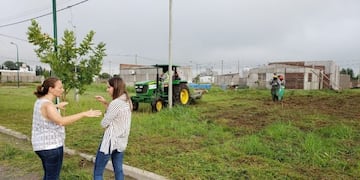 Anabel Albrecht y Paz Caruso recorrieron los lugares en donde desmalezaron (Prensa Municipalidad de Rafaela)