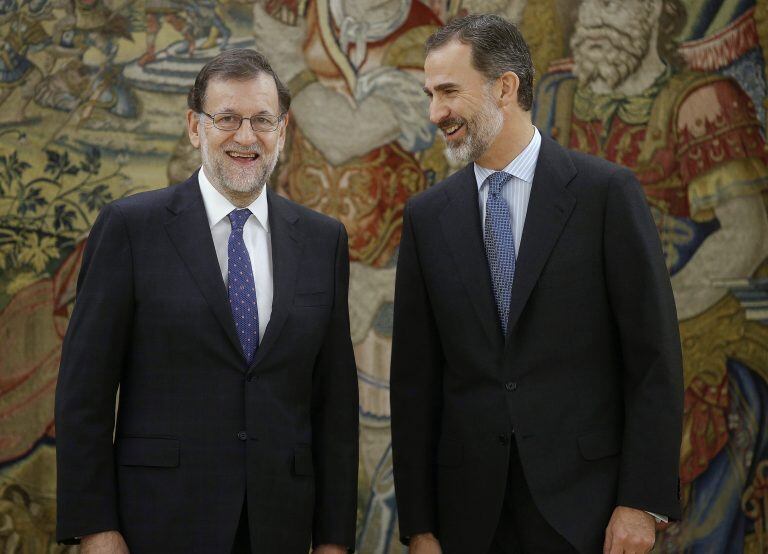 Spain's Prime Minister Mariano Rajoy (L) talks to King Felipe after taking his oath during a ceremony at Zarzuela Palace in Madrid, Spain, October 31, 2016. REUTERS/Angel Diaz/POOL