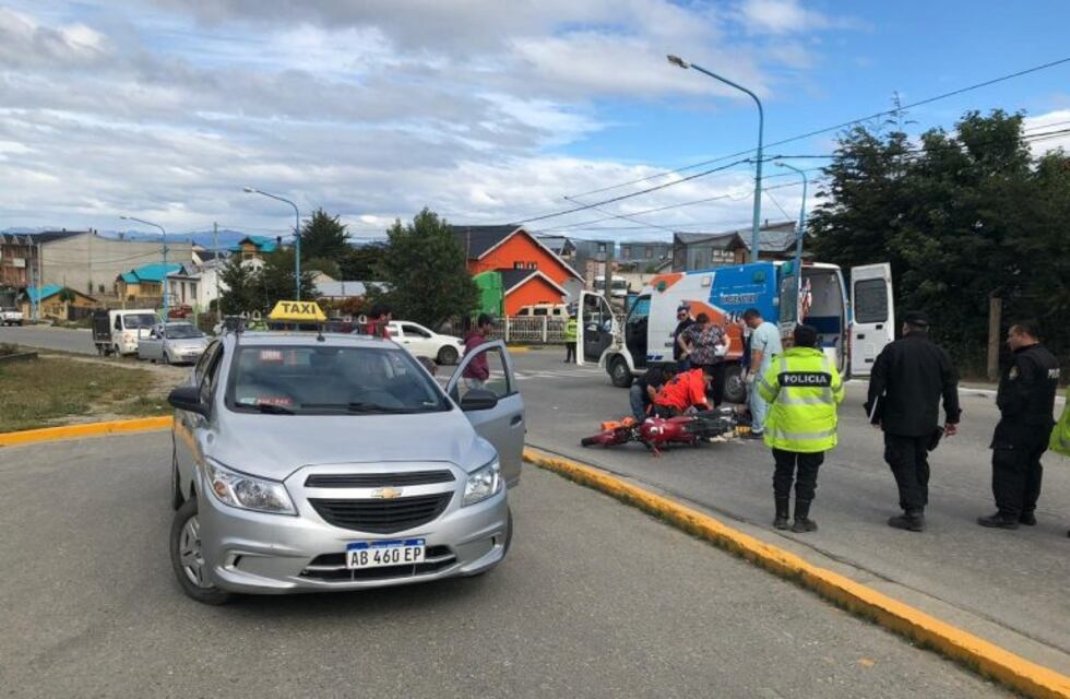Un motociclista hospitalizado tras impactar contra un taxi