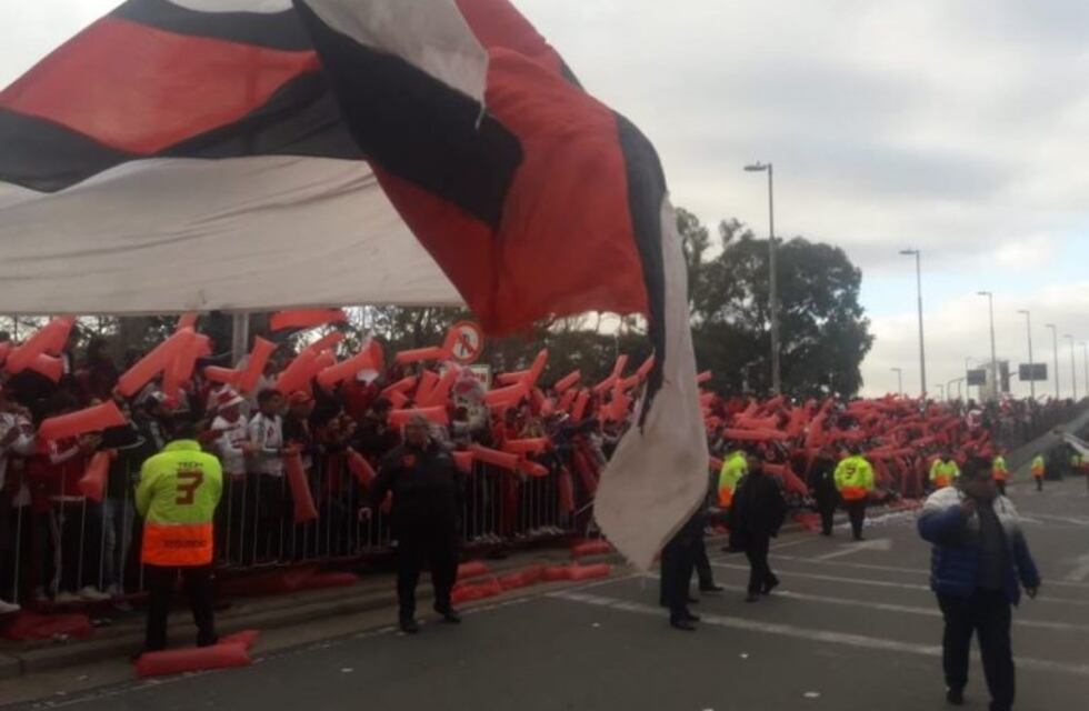 Hinchas de River armaron un banderazo en la previa al duelo con Racing