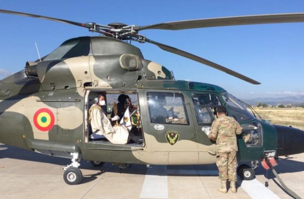 Un cura boliviano roció agua bendita desde el aire por pandemia