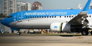 An Aerolineas Argentinas airplane taxis along the runway at the Jorge Newbery Airport in Buenos Aires, on August 2, 2017\u002E\r\nArgentine state-run carrier Aerolineas Argentinas cancelled its August 5 weekly flight to Caracas over operational capacity and security concerns, the company said\u002E Several foreign airlines, including Air France, Delta, Avianca and Iberia have also suspended flights to the country over security concerns due to the political situation\u002E / AFP PHOTO / Eitan ABRAMOVICH ciudad de buenos aires aviones de aerolineas argentinas en aeroparque jorge newbery aviones