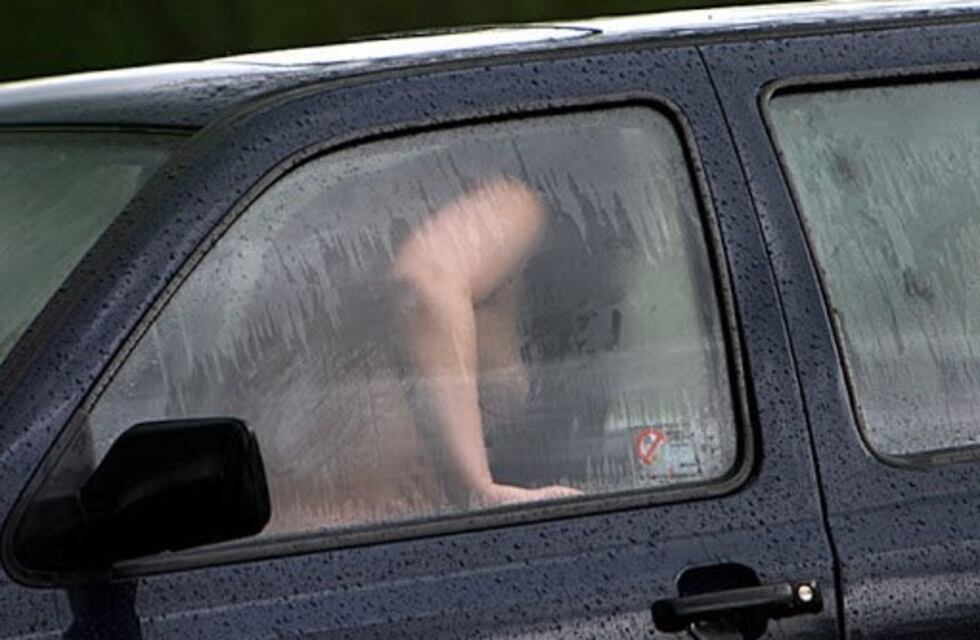 Cuarentena: policías detuvieron a una pareja que tenía relaciones en un auto