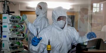 Liege (Belgium), 05/11/2020\u002E- Pierre, Doctor (L) and Jean-Michel cares for a patient infected with the coronavirus disease (COVID-19) ahead of its transfer in a plastic cover to a medical helicopter assigned by the Centre Medical Heliporte (CMH) of Bra-sur-Lienne, to be transferred from the CHU de Liege hospital to UZ Leuven in Liege, Belgium, 05 November 2020\u002E The Bras-Sur-Lienne Helicopter Medical Center transfers a maximum of two patients with Covid-19 per day\u002E Some hospitals being saturated are forced to transfer patients to other hospitals in Belgium or abroad\u002E (Bélgica, Lieja) EFE/EPA/STEPHANIE LECOCQ
