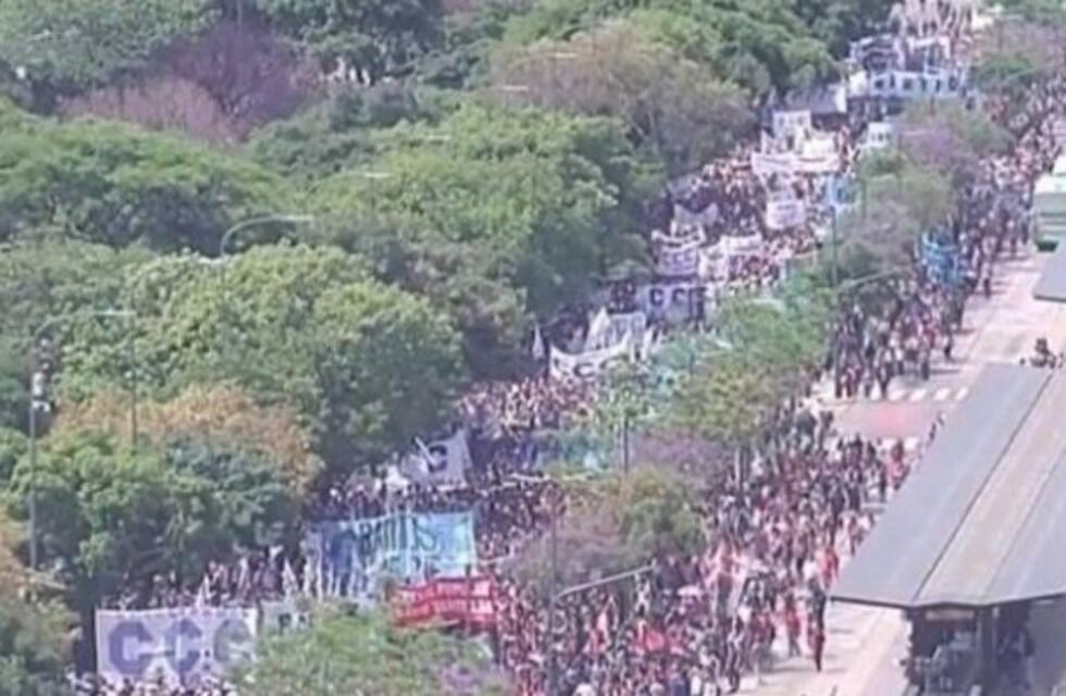 Cuatro marchas simultáneas generaron un caos en la 9 de Julio durante cinco horas