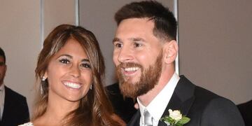 Lionel Messi y Antonela Roccuzzo saludan a la prensa poco después de haber contraido matrimonio en Rosario  Argentina en el hotel city center el 30/06/2017 \r\n\r\nfoto: Jose Almeida/dpa rosario santa fe lionel messi Antonella Roccuzzo fiesta casamiento del futbolista argentino saludo de la pareja recien casados casada jugador de futbol con su esposa