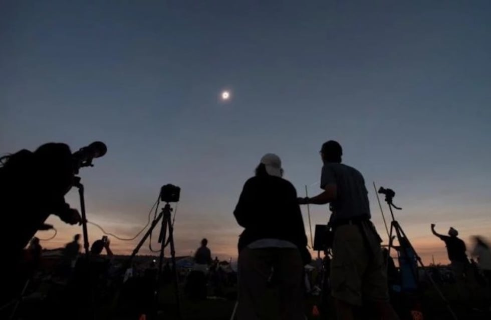 Eclipse solar: 40 mascaseños revolucionados esperan más de 3000 turistas