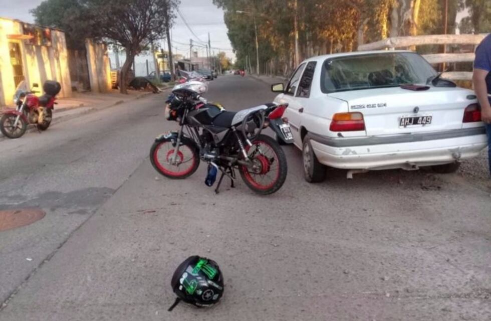 Un motociclista impactó contra un auto y está grave