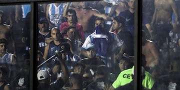 Hinchas del Racing se enfrentaron con la policía en el estadio Sao Januário en Río de Janeiro\u002E (Foto: EFE/Antonio Lacerda)