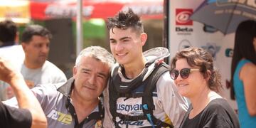 El joven piloto de 16 años se quedó con la victoria en la Gran Final que se llevó a cabo en Rosario de la Frontera\u002E En la foto junto a sus padres\u002E