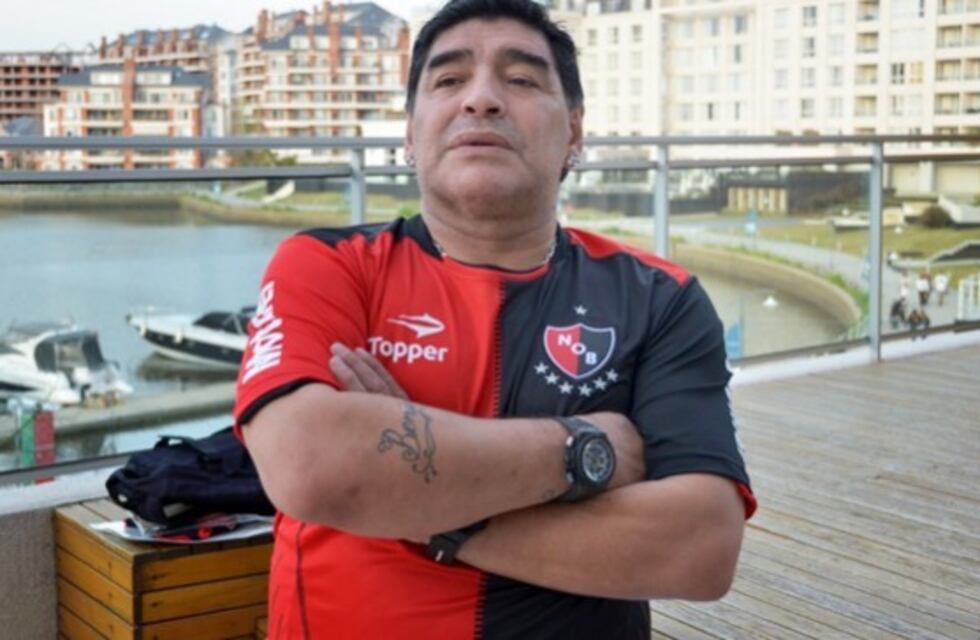La cinta de capitán con la que Newell's homenajeó a Maradona a 25 años de su debut en la Lepra