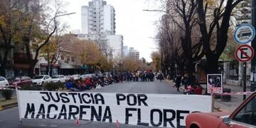 Familiares reclamaron justicia por Macarena Flores en las inmediaciones de la fiscalía en La Plata