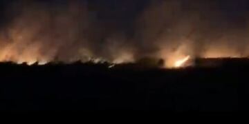 Incendio de magnitud en el predio de la Estación Depuradora de Aguas Residuales (Captura video Twitter)