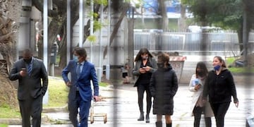 Cristina Castro, madre de Facundo Astudillo Castro, llega a la ex ESMA para presenciar el inicio de la autopsia al cuerpo hallado en Villarino que podría ser de su hijo desaparecido\u002E (Clarín)