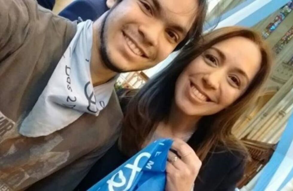 María Eugenia Vidal posó con el pañuelo celeste de la campaña "por las dos vidas" contra el aborto