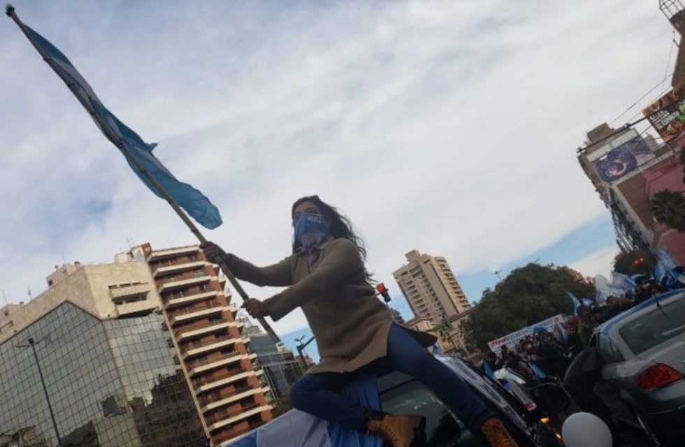 Multitudinaria caravana y banderazo en Córdoba "por la República"