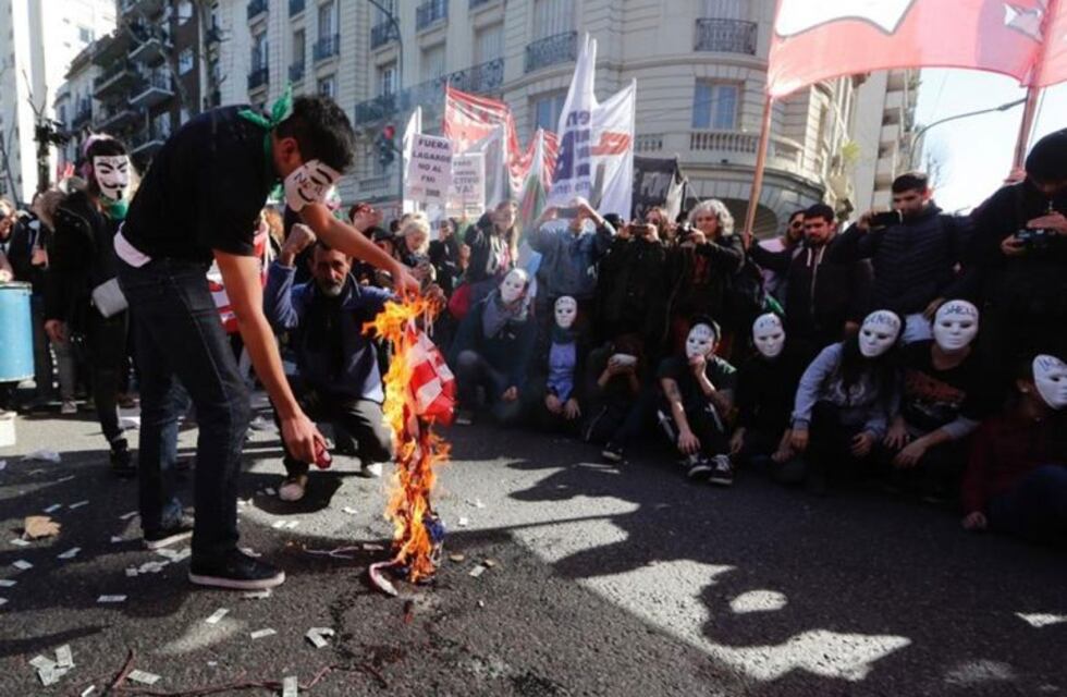 Quemaron una bandera de Estados Unidos en la protesta contra el FMI