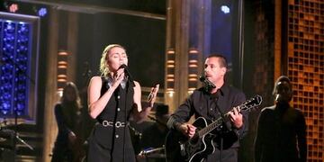 Miley Cyrus y Adam Sandler en un tributo a las víctimas de la masacre en Las Vegas\u002E