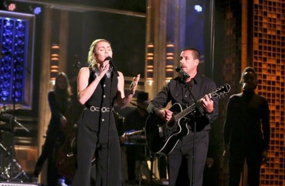 El emotivo homenaje de Miley Cyrus y Adam Sandler a las víctimas de la masacre en Las Vegas