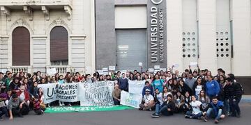 Imagen archivo\u002E Abrazo simbólico de los docentes al rectorado de la UNNE\u002E