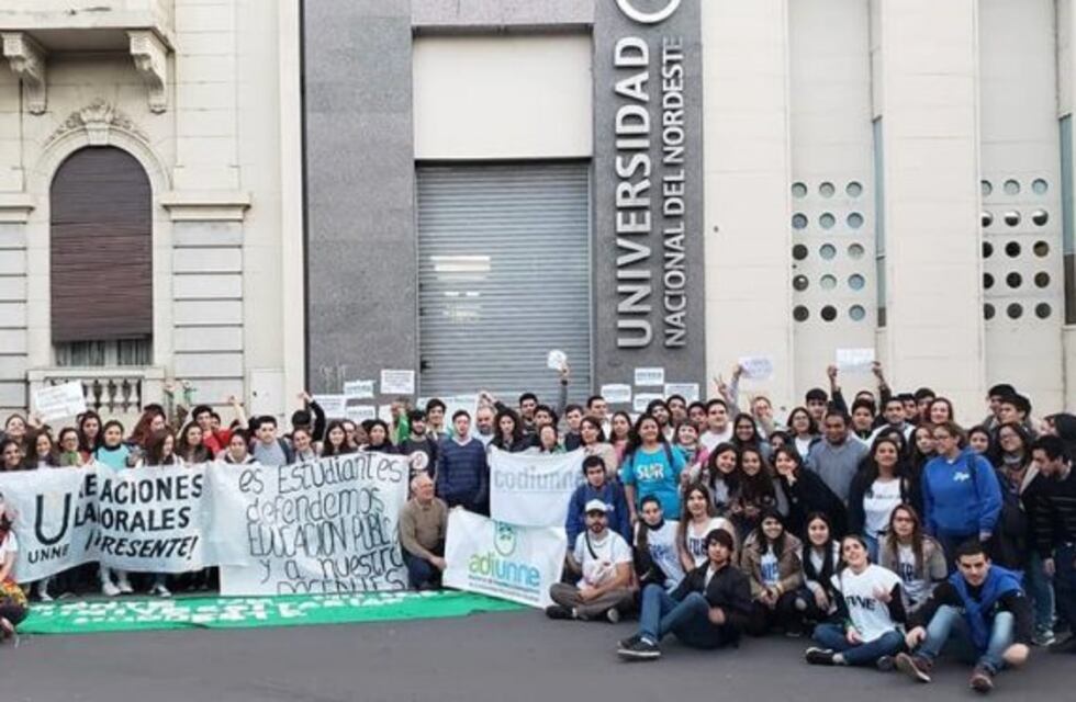 Dictaron clases en la calle para reclamar por la falta de acuerdo entre los docentes y el Gobierno