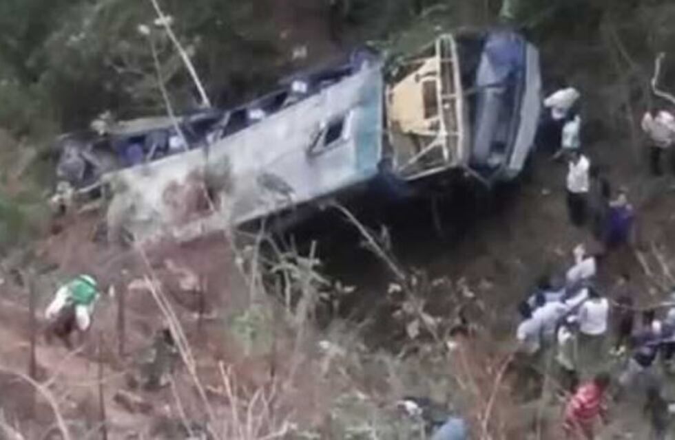 Al menos 16 muertos y 25 heridos al caer un micro por una barranca en México