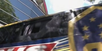 El micro de Boca recibió piedrazos al llegar al Monumental\u002E