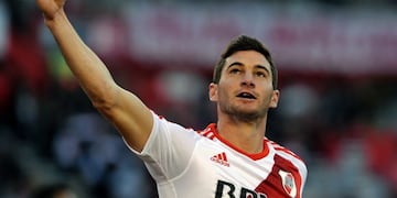 River Plate's forward Lucas Alario celebrates after scoring a goal against San Martin during their Argentina First Division football match, at El Monumental stadium, in Buenos Aires, on September 18, 2016. / AFP PHOTO / ALEJANDRO PAGNI cancha de river plate lucas alario campeonato torneo primera division 2016 futbol futbolistas partido river plate san martin de san juan