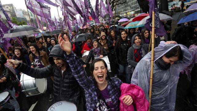 marchas protestas manifestaciones #NiUnaMenos marcha paro nacional de mujeres contra los femicidiosrnrnBAS001. BUENOS AIRES (ARGENTINA) 19/10/2016.- Miles de personas participan hoy, miu00e9rcoles 19 de octubre de 2016, de la marcha convocada por la plataform