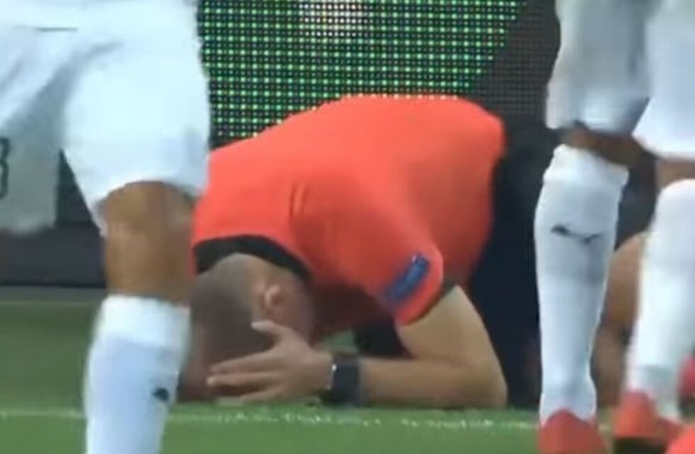 Brutal agresión a un árbitro europeo: le arrojaron un vaso y terminó con la cabeza abierta