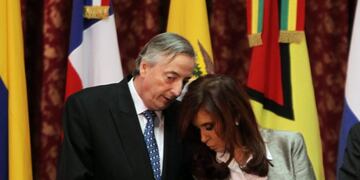 crisis politica en ecuador por rebelion en la policia policias reclamo por quita beneficios sociales intento de golpe de estado por parte de la policia policias rebeldes secuestro retencion presidente adentro de hospital\r\n\r\n\r\nBAS01- BUENOS AIRES (ARGENTINA) 01/10/2010\u002E -El secretario general de de la Unión de Naciones Suramericanas (Unasur) Néstor Kirchner (i), habla con la mandataria de Argentina, Cristina Fernández (d) hoy, jueves 30 de septiembre de 2001, en la cancillería de Argentina, Buenos Aires, donde los mandatarios de ese organismo se reúnen\u002E Fernández, celebró la liberación del mandatario ecuatoriano, Rafael Correa, durante la apertura de la reunión de urgencia de Unasur para evaluar la crisis de ese país latinoamericano\u002E EFE/Cézaro De Luca buenos aires cristina fernandez de kirchner nestor kirchner crisis politica en ecuador por rebelion en la policia intento de golpe de estado por parte de la policia reunion con presidentes de la unasur