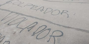 Las pintadas frente al estudio del abogado y docente detenido en General Cabrera acusado de abuso sexual contra una menor de 14 años\u002E (Telediario Digital)