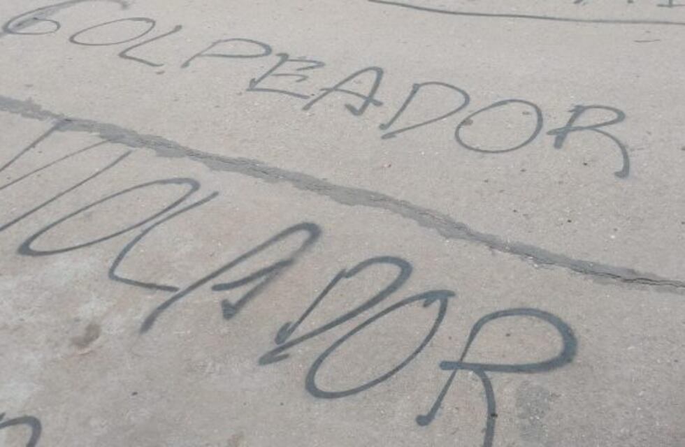 Pintadas de repudio al profesor y abogado acusado de abuso sexual a una menor