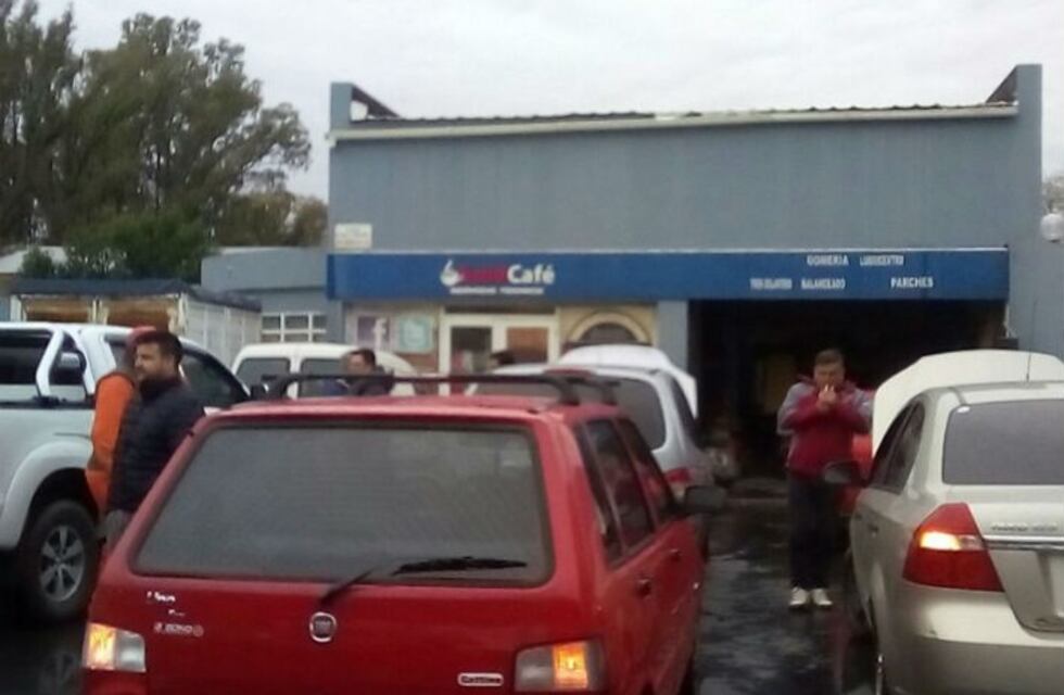 Fueron a cargar nafta, y ya no pudieron arrancar