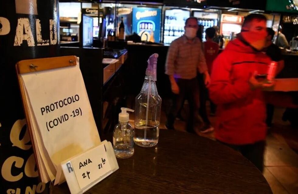 Pese al ascenso de contagios, analizan extender el horario de bares y restaurantes
