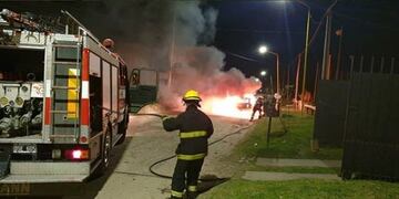Remis incendiado\nCrédito: R2820