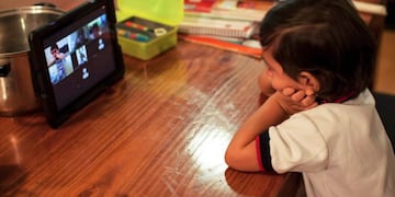 Niño mirando una clase