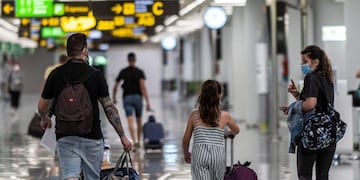 GRAF4447\u002E PALMA DE MALLORCA, 21/06/2020\u002E- Viajeros ataviados con mascarillas a su llegada al Aeropuerto de Palma de Mallorca, este domingo, durante el primer día del fin del estado de alarma, en el que se espera la llegada de 25 vuelos internacionales\u002E Los aeropuertos españoles han comenzado a recibir este domingo a los primeros visitantes de la Unión Europea y del espacio Schengen después de que España haya abierto sus fronteras tras tres meses de estado de alarma motivados por el coronavirus\u002E EFE/Cati Cladera
