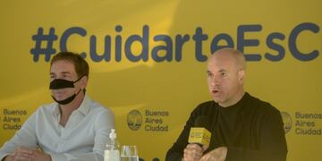 Horacio Rodriguez Larreta y Diego Santili en la conferencia de prensa por la extensión de la cuarentena en la Ciudad (Foto: Clarín)