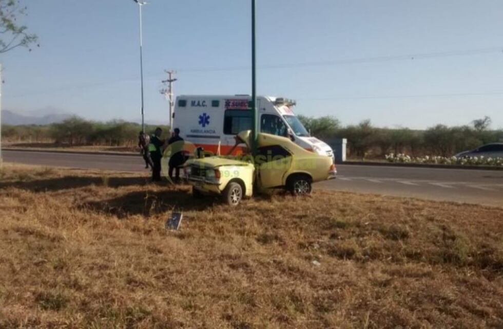 Chocó contra un poste de luz y quedó atrapado dentro del auto