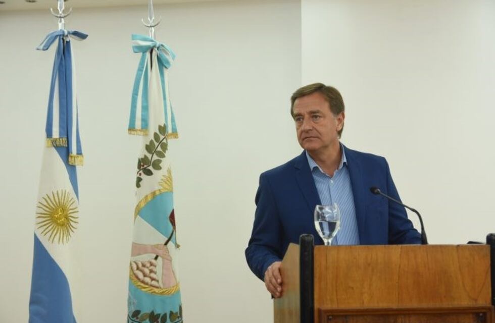 Suarez congeló los sueldos de funcionarios y las tarifas de transporte y electricidad