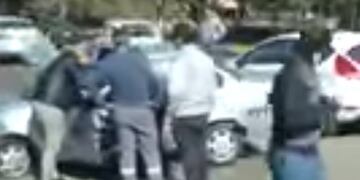 Uno de los autos implicados en el choque quedó cruzado en la Costanera\u002E