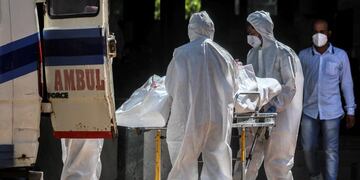 Mumbai (India), 10/06/2020\u002E- Indian health workers wearing Personal Protective Equipment (PPE) carry a corpse of a COVID-19 victim, at Dahanukar wadi crematorium, in Mumbai, India, 10 June 2020\u002E According to media reports, the number of confirmed cases of coronavirus in Mumbai crossed 50,000 cases on 10 June\u002E EFE/EPA/DIVYAKANT SOLANKI