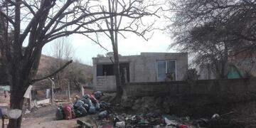 La Calera: vivienda con las bolsas de ropa donada tiradas en la vereda\u002E