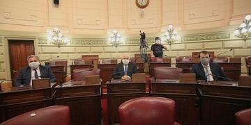 Socialistas en asamblea legislativa durante la pandemia por coronavirus