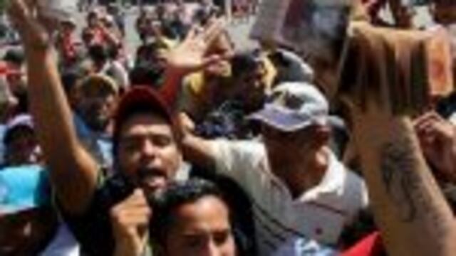 Handout picture released by courtesy of Panorama showing people protesting for lack of cash and new notes outside Venezuela's Central Bank (BCV) in Maracaibo city, Zulia State, on December 16, 2016.nVenezuelans lined up to deposit 100-unit banknotes befor