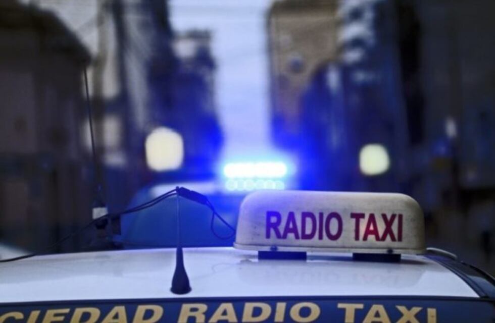 Taxista llamó a la seccional para denunciar un falso robo, pero olvidó cortar el teléfono y quedó escrachado