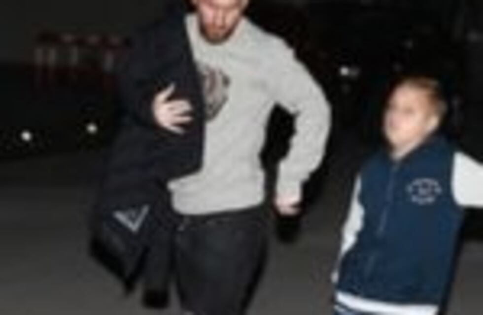Con nuevo look, Messi ya vuela camino a Rosario junto a sus sobrinos