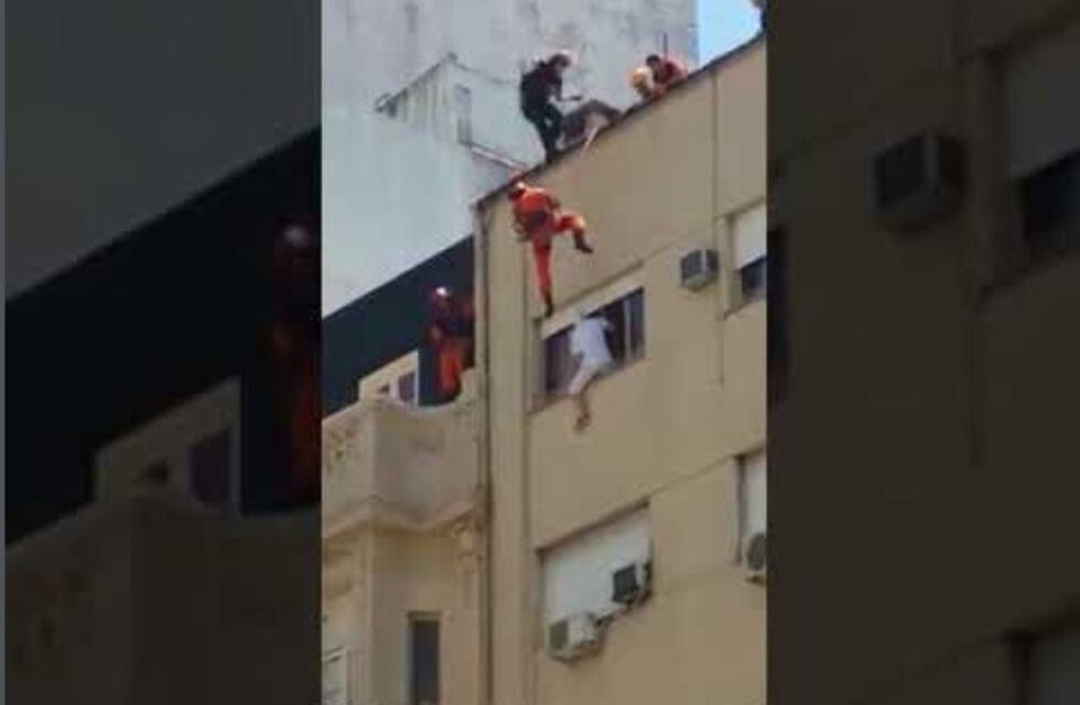 Bomberos de la Ciudad evitaron un suicidio en plena avenida Corrientes