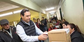 Gustavo Valdés votó en compañía de su mujer y su hijo